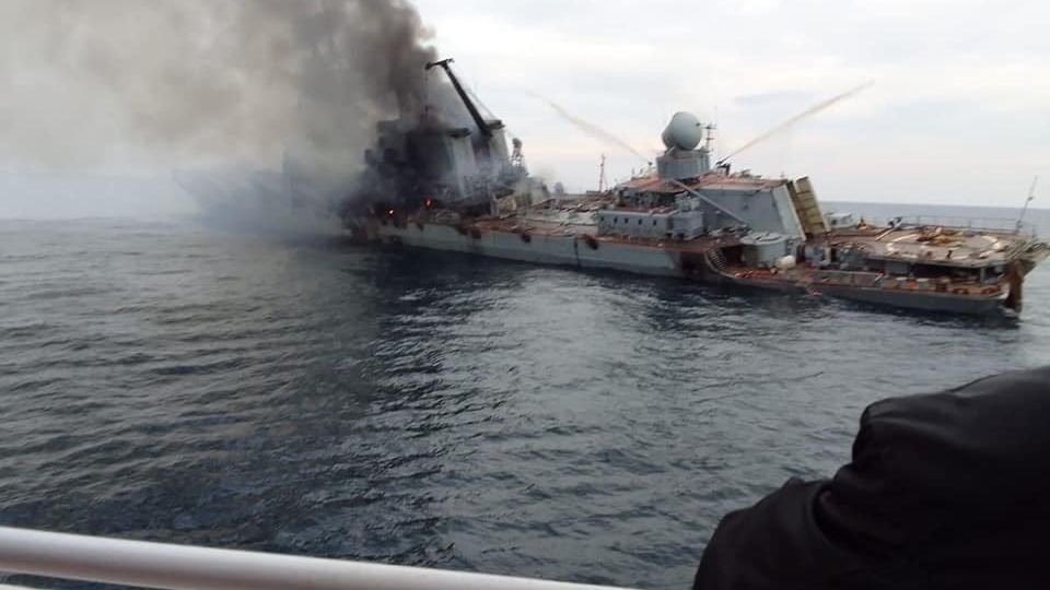 Na internetu se objevil snímek hořícího křižníku Moskva před potopením